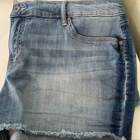 Torrid size 20 denim short shorts - Picture 3 of 8